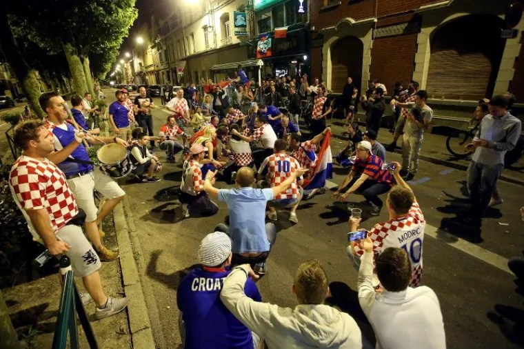 FRANCUSKA U HRVATSKIM BOJAMA: Veselje na&scaron;ih navijača u Lensu