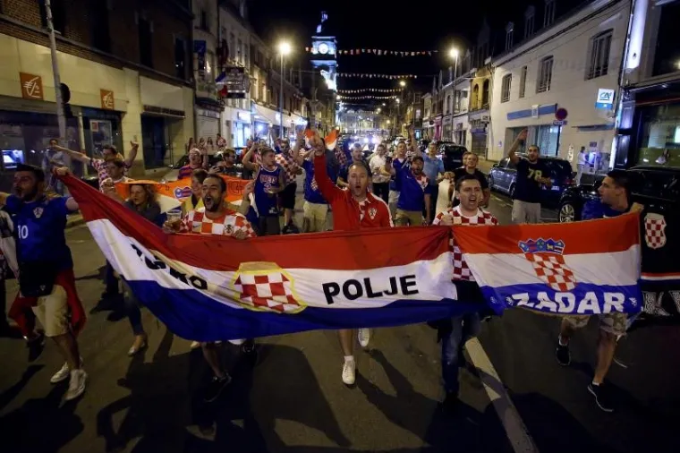 FRANCUSKA U HRVATSKIM BOJAMA: Veselje na&scaron;ih navijača u Lensu