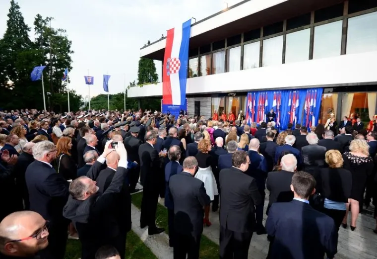 Na svečanom prijemu u povodu 25. godi&scaron;njice hrvatske državnosti okupilo se oko dvije tisuće uzvanika