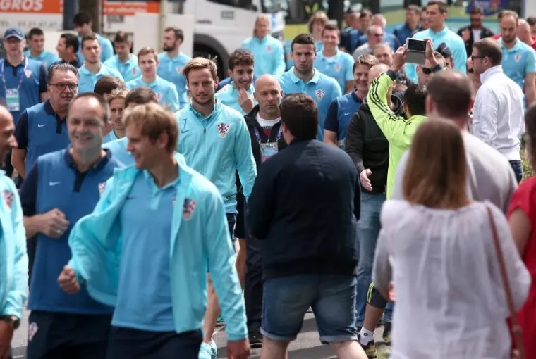 Uz pratnju policije s dugim cijevima igrači hrvatske nogometne reprezentacije na čelu sa trenerom Antom Čačićem na dan utakmice protiv Portugala pro&scaron;etali su se sredi&scaron;tem grada.