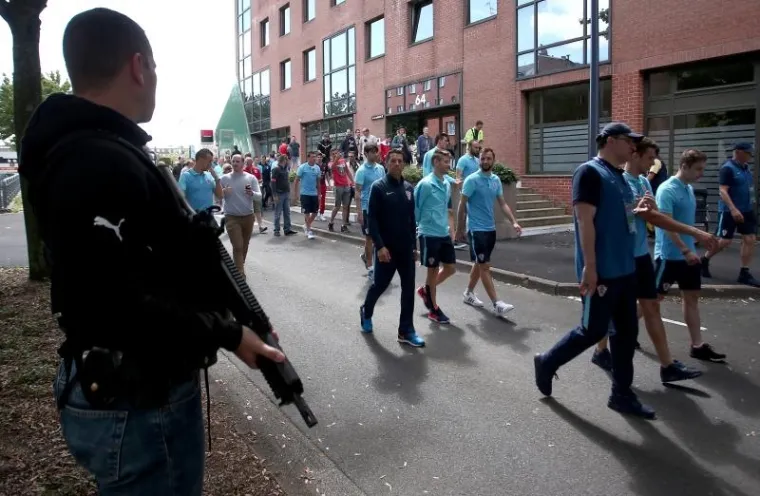 VATRENI SE OPU&Scaron;TAJU PRIJE PORTUGALA: Uz pratnju naoružane policije igrači pro&scaron;etali centrom grada