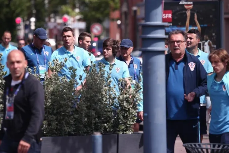 VATRENI SE OPU&Scaron;TAJU PRIJE PORTUGALA: Uz pratnju naoružane policije igrači pro&scaron;etali centrom grada