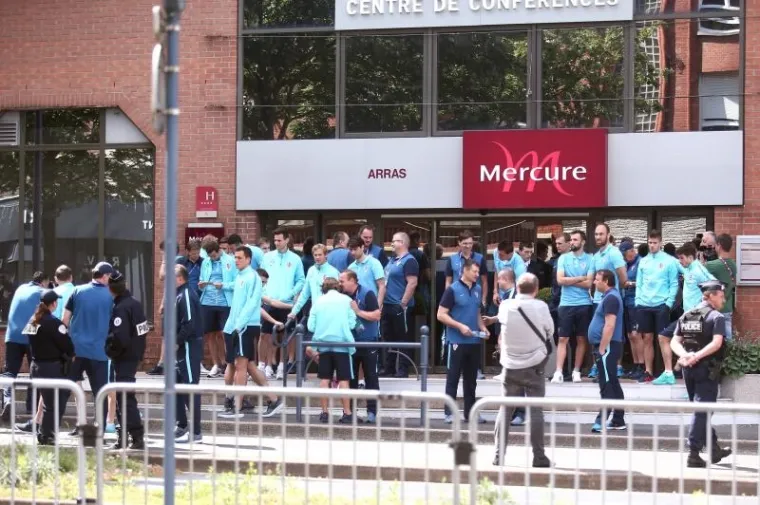 VATRENI SE OPU&Scaron;TAJU PRIJE PORTUGALA: Uz pratnju naoružane policije igrači pro&scaron;etali centrom grada