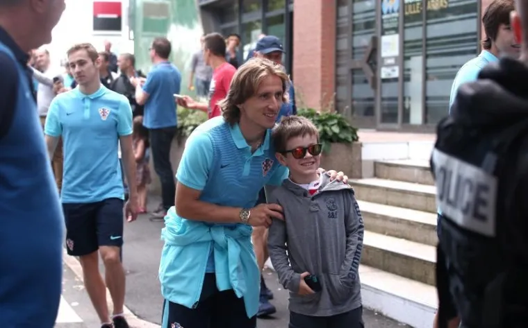 VATRENI SE OPU&Scaron;TAJU PRIJE PORTUGALA: Uz pratnju naoružane policije igrači pro&scaron;etali centrom grada