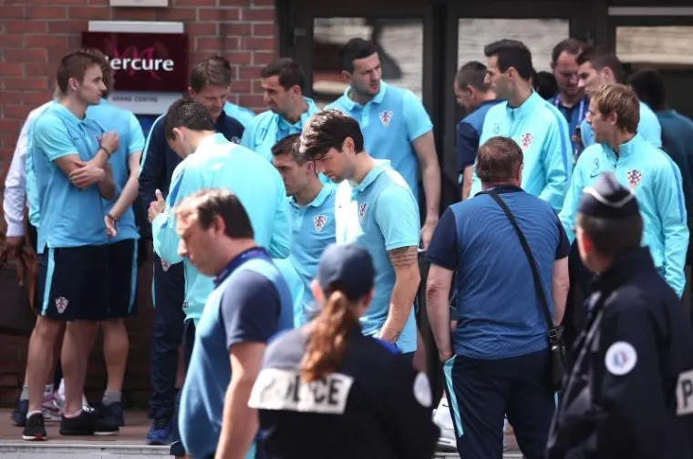 VATRENI SE OPU&Scaron;TAJU PRIJE PORTUGALA: Uz pratnju naoružane policije igrači pro&scaron;etali centrom grada