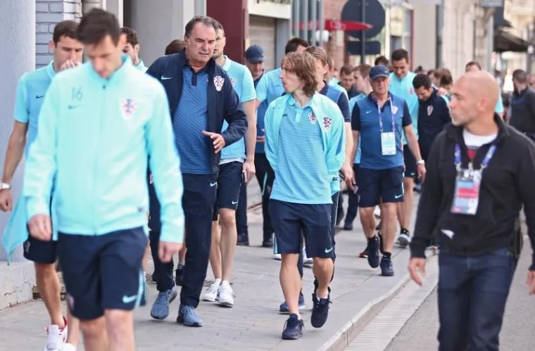 VATRENI SE OPU&Scaron;TAJU PRIJE PORTUGALA: Uz pratnju naoružane policije igrači pro&scaron;etali centrom grada