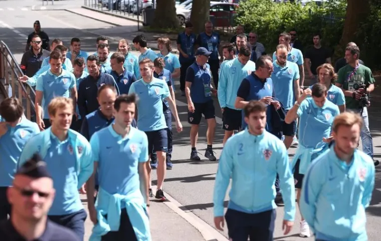 VATRENI SE OPU&Scaron;TAJU PRIJE PORTUGALA: Uz pratnju naoružane policije igrači pro&scaron;etali centrom grada