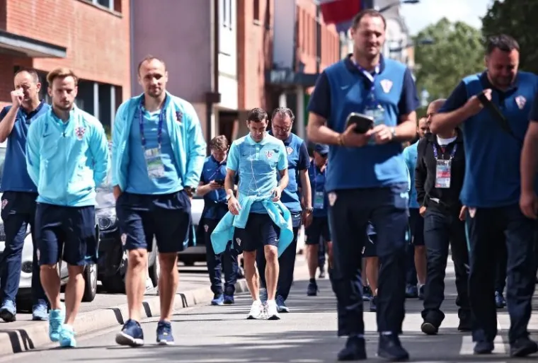 VATRENI SE OPU&Scaron;TAJU PRIJE PORTUGALA: Uz pratnju naoružane policije igrači pro&scaron;etali centrom grada