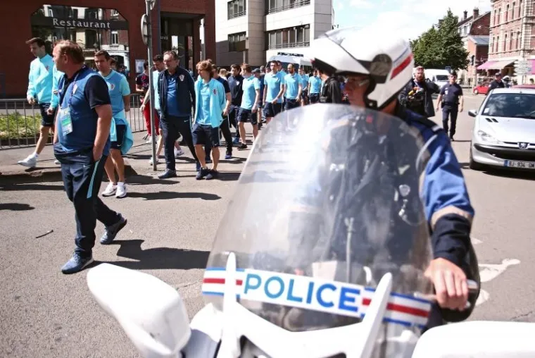 VATRENI SE OPU&Scaron;TAJU PRIJE PORTUGALA: Uz pratnju naoružane policije igrači pro&scaron;etali centrom grada