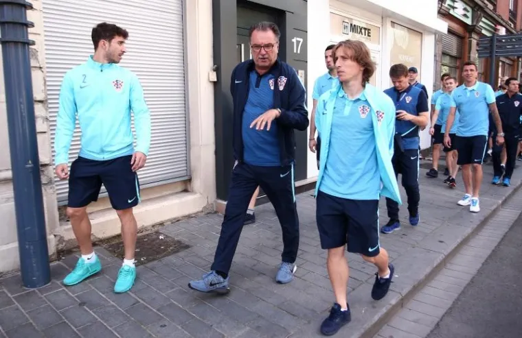 VATRENI SE OPU&Scaron;TAJU PRIJE PORTUGALA: Uz pratnju naoružane policije igrači pro&scaron;etali centrom grada