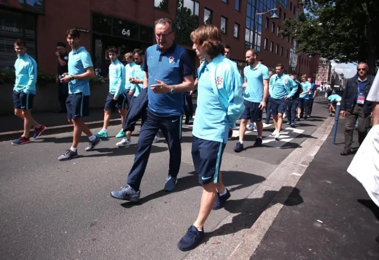 VATRENI SE OPU&Scaron;TAJU PRIJE PORTUGALA: Uz pratnju naoružane policije igrači pro&scaron;etali centrom grada