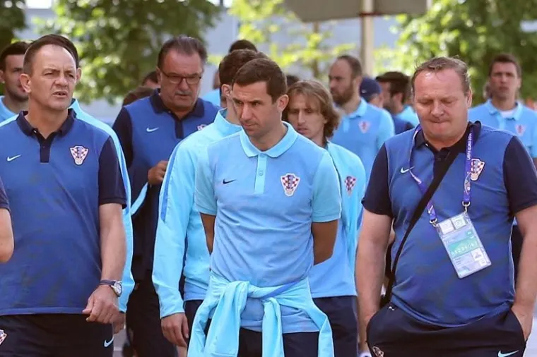 VATRENI SE OPU&Scaron;TAJU PRIJE PORTUGALA: Uz pratnju naoružane policije igrači pro&scaron;etali centrom grada