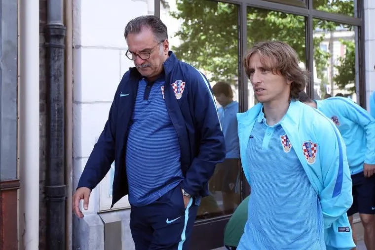 VATRENI SE OPU&Scaron;TAJU PRIJE PORTUGALA: Uz pratnju naoružane policije igrači pro&scaron;etali centrom grada