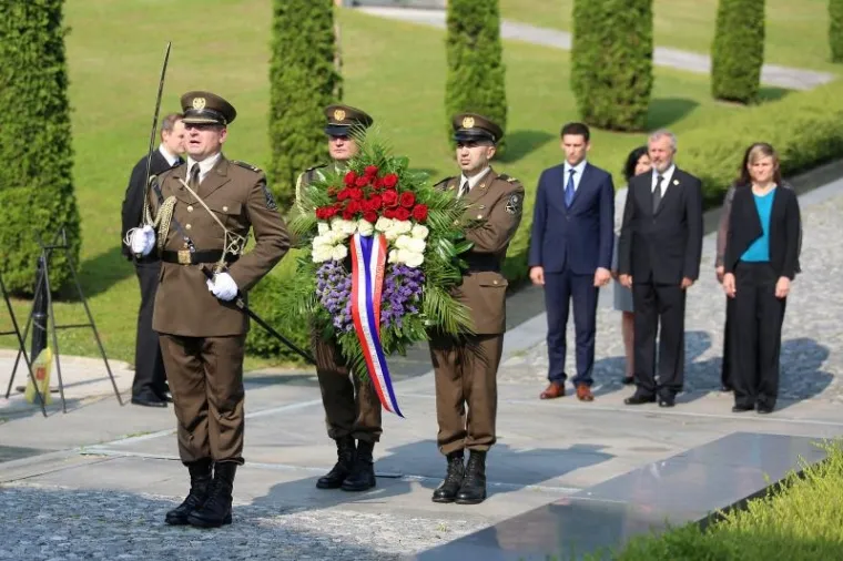 DAN DRŽAVNOSTI: Polaganje vijenaca na Oltaru domovine