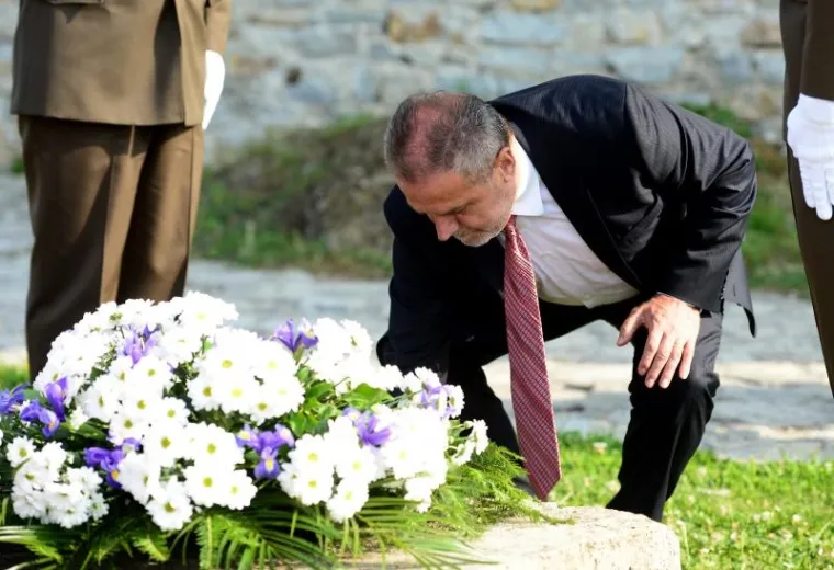 DAN DRŽAVNOSTI: Polaganje vijenaca na Oltaru domovine