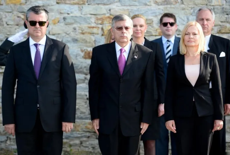 DAN DRŽAVNOSTI: Polaganje vijenaca na Oltaru domovine