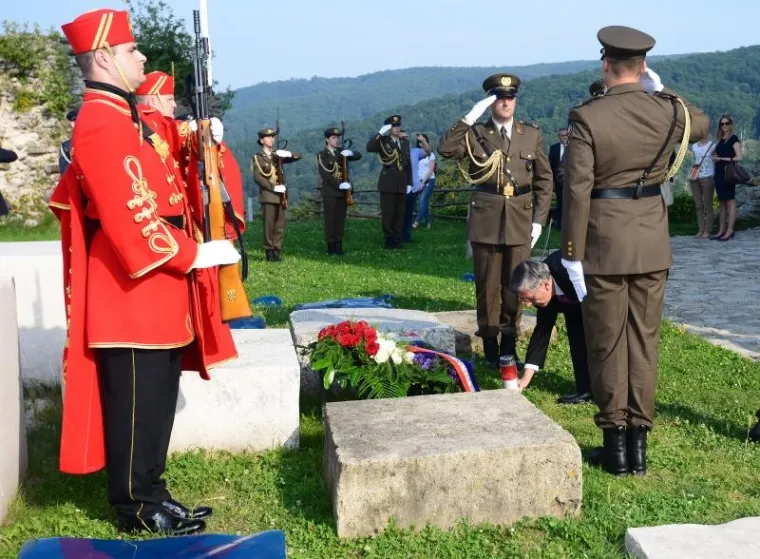 DAN DRŽAVNOSTI: Polaganje vijenaca na Oltaru domovine
