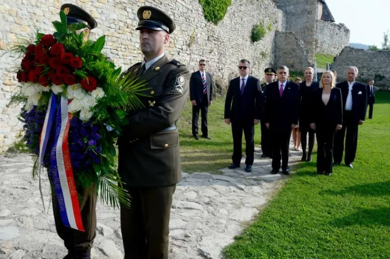DAN DRŽAVNOSTI: Polaganje vijenaca na Oltaru domovine