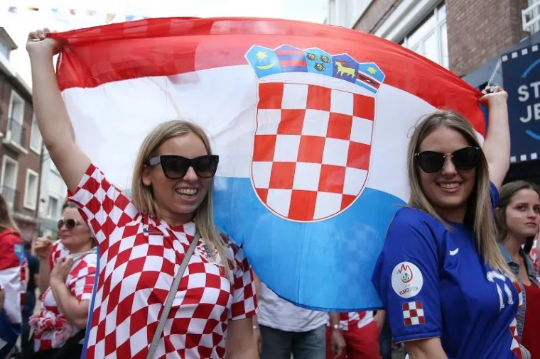 Na ulicama Lensa u velikom broju zastupljene su i naše lijepe Hrvatice koje plijene pažnju lokalnog stanovništva.