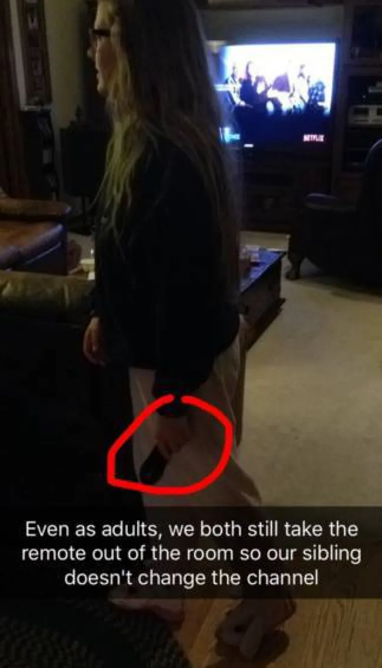 Naučite se nositi s problemima kao odrasla osoba. Primjerice, uzimate daljinski sa sobom kada izlazite iz sobe da ne mogu promijeniti program.