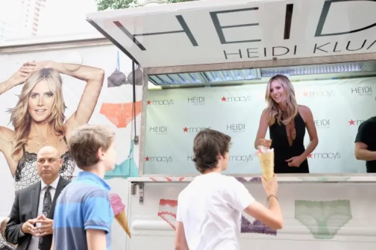 HEIDI KLUM SKINULA PRIJATELJICE DO GAĆICA: Cure su se malo zabavile i prolaznicima nudile liz