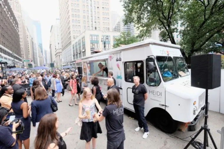 HEIDI KLUM SKINULA PRIJATELJICE DO GAĆICA: Cure su se malo zabavile i prolaznicima nudile liz