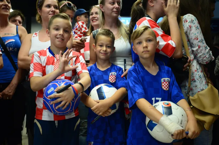 Vjerni navijači u zračnoj luci dočekali hrvatsku nogometnu reprezentaciju