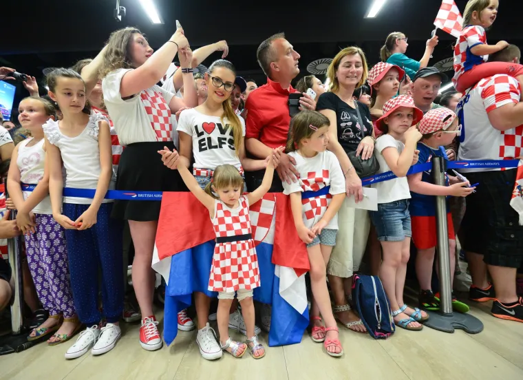 Vjerni navijači u zračnoj luci dočekali hrvatsku nogometnu reprezentaciju