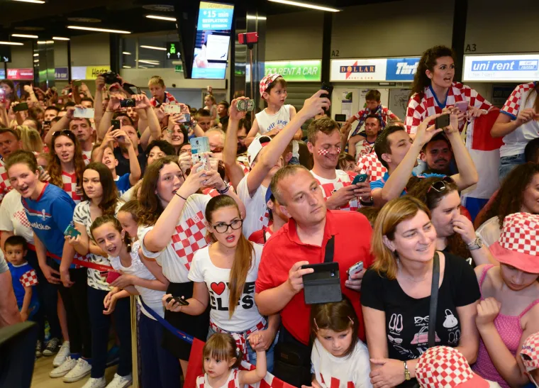 Vjerni navijači u zračnoj luci dočekali hrvatsku nogometnu reprezentaciju