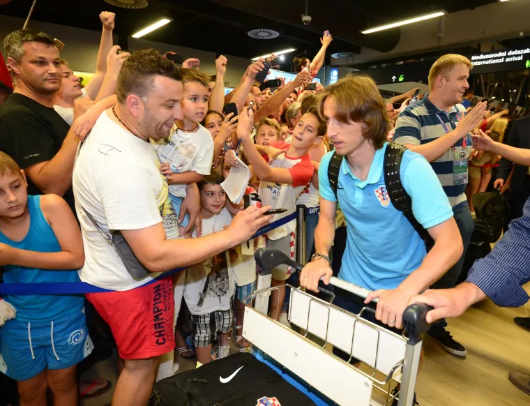 Vjerni navijači u zračnoj luci dočekali hrvatsku nogometnu reprezentaciju