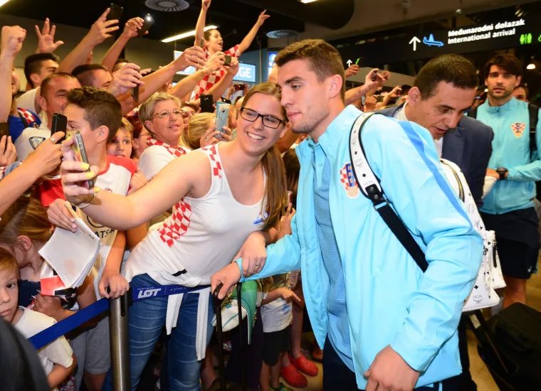 Vjerni navijači u zračnoj luci dočekali hrvatsku nogometnu reprezentaciju