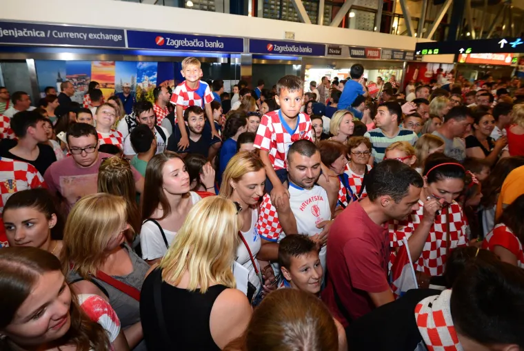 Vjerni navijači u zračnoj luci dočekali hrvatsku nogometnu reprezentaciju