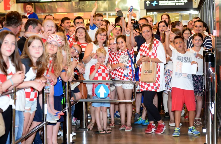 Vjerni navijači u zračnoj luci dočekali hrvatsku nogometnu reprezentaciju