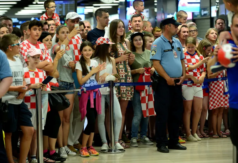 Vjerni navijači u zračnoj luci dočekali hrvatsku nogometnu reprezentaciju