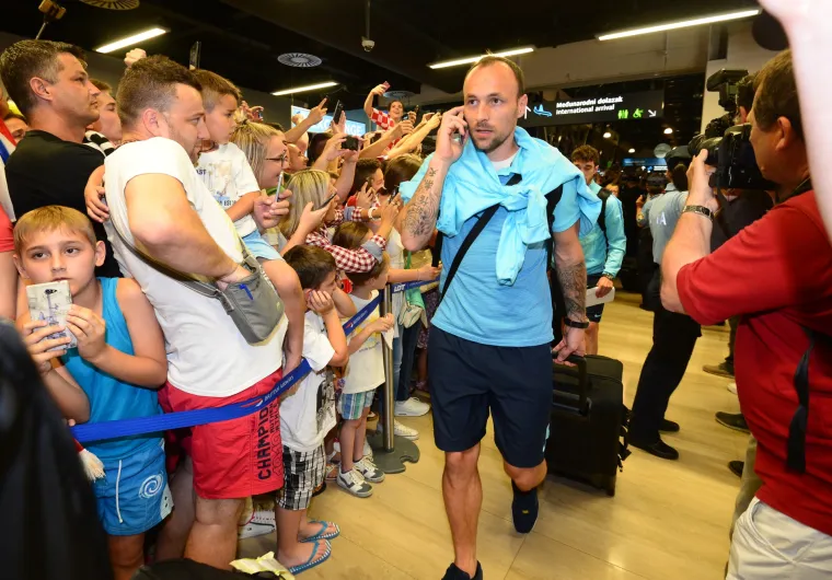 Vjerni navijači u zračnoj luci dočekali hrvatsku nogometnu reprezentaciju