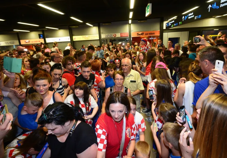 Vjerni navijači u zračnoj luci dočekali hrvatsku nogometnu reprezentaciju