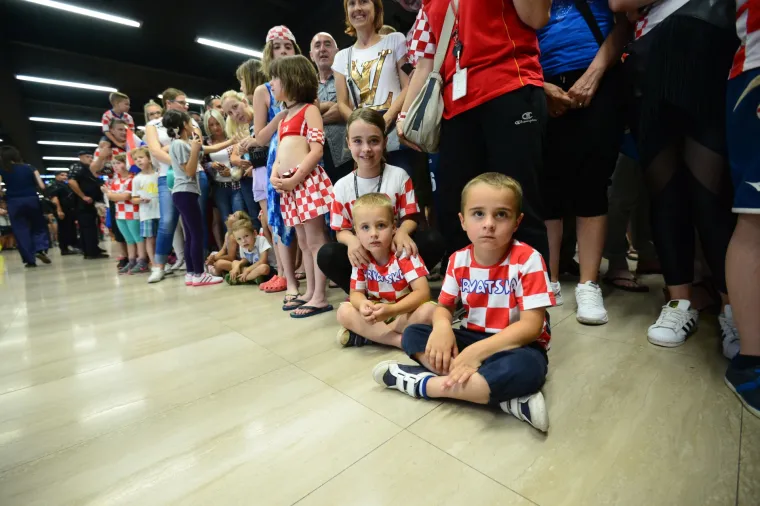 Vjerni navijači u zračnoj luci dočekali hrvatsku nogometnu reprezentaciju