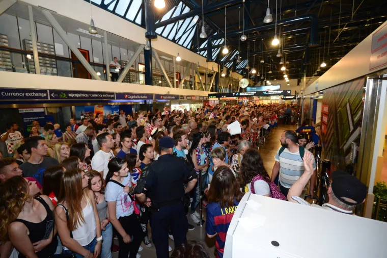 Vjerni navijači u zračnoj luci dočekali hrvatsku nogometnu reprezentaciju