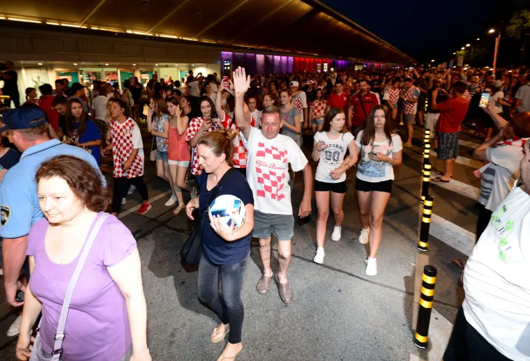 Vjerni navijači u zračnoj luci dočekali hrvatsku nogometnu reprezentaciju