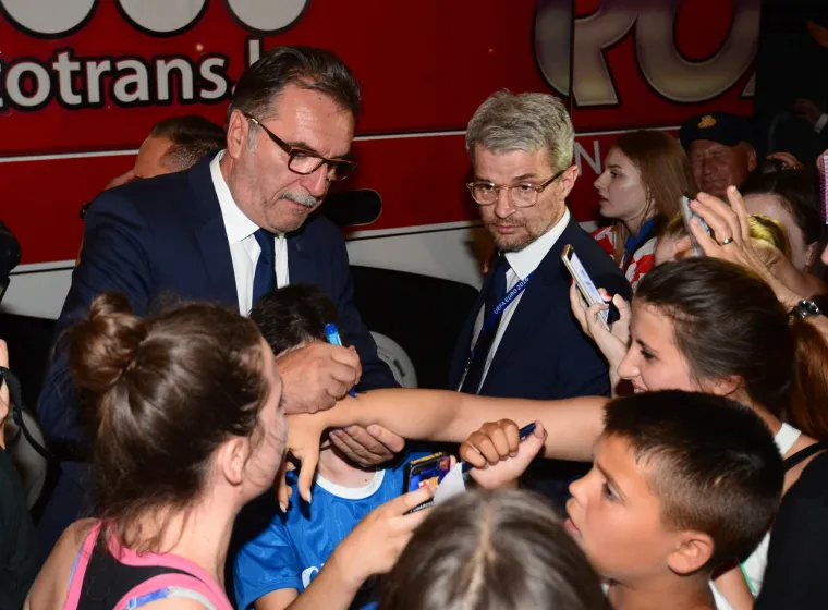 Vjerni navijači u zračnoj luci dočekali hrvatsku nogometnu reprezentaciju