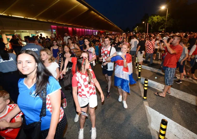 Vjerni navijači u zračnoj luci dočekali hrvatsku nogometnu reprezentaciju