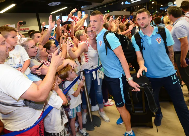 Vjerni navijači u zračnoj luci dočekali hrvatsku nogometnu reprezentaciju