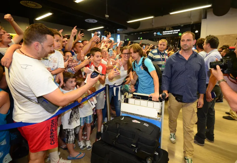 Vjerni navijači u zračnoj luci dočekali hrvatsku nogometnu reprezentaciju
