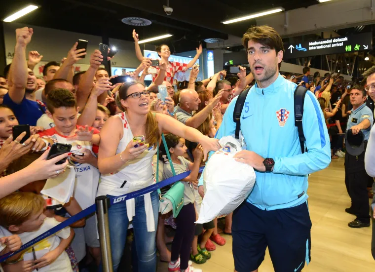 Vjerni navijači u zračnoj luci dočekali hrvatsku nogometnu reprezentaciju