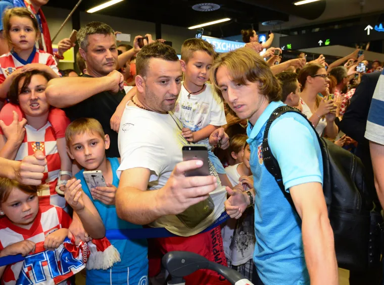 Vjerni navijači u zračnoj luci dočekali hrvatsku nogometnu reprezentaciju