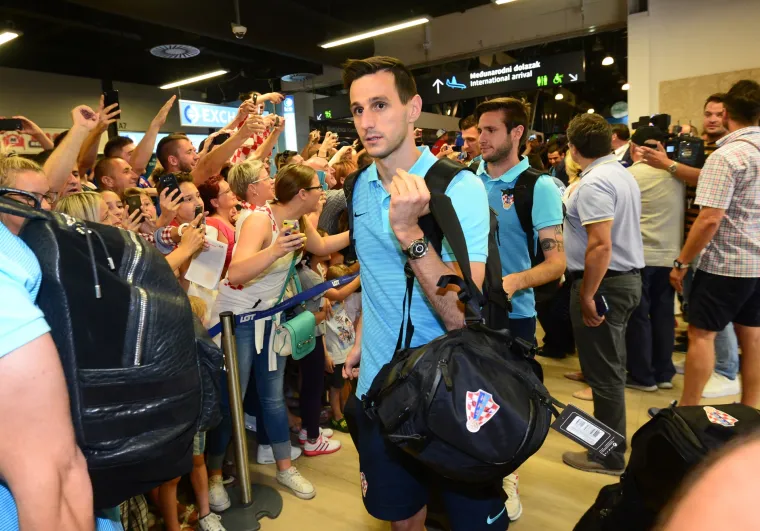 Vjerni navijači u zračnoj luci dočekali hrvatsku nogometnu reprezentaciju