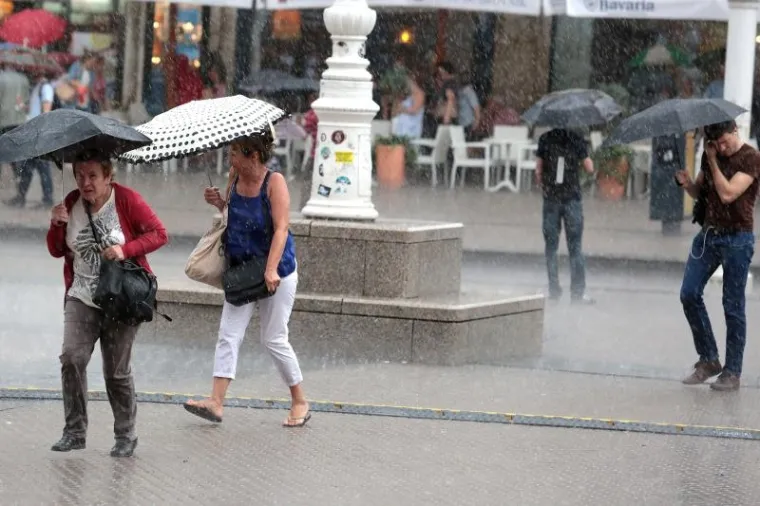 Snažno nevrijeme uz pljusak i grmljavinu u Zagrebu