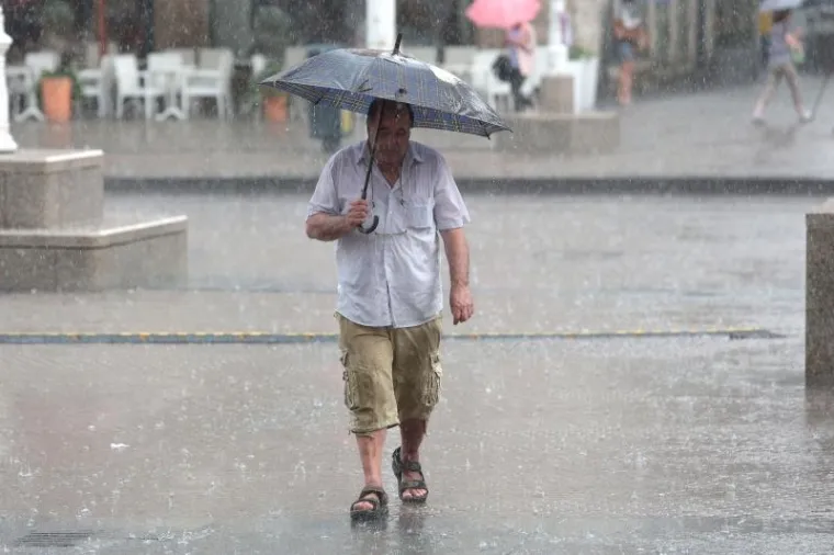 Snažno nevrijeme uz pljusak i grmljavinu u Zagrebu