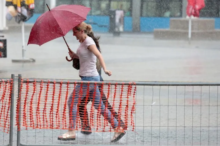 Snažno nevrijeme uz pljusak i grmljavinu u Zagrebu