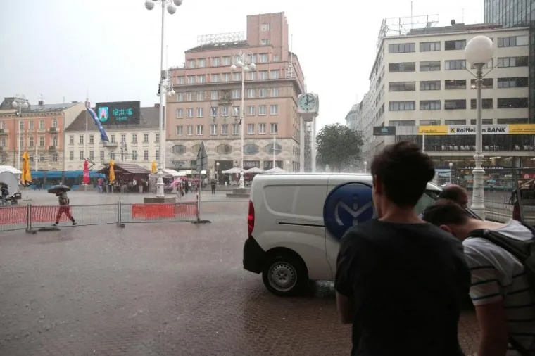 Snažno nevrijeme uz pljusak i grmljavinu u Zagrebu